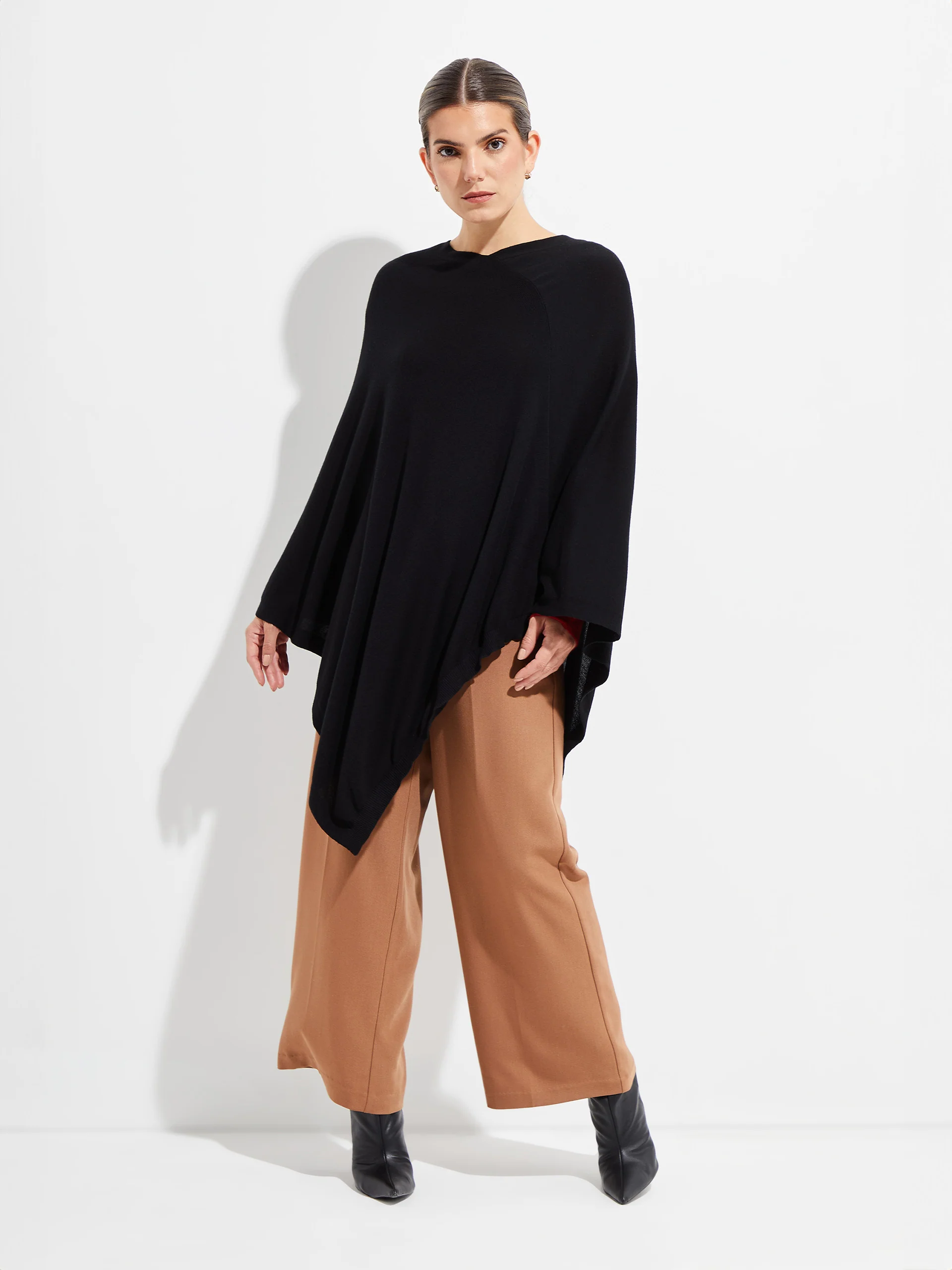 Beryl Poncho Vicuña Color Black - Image 4